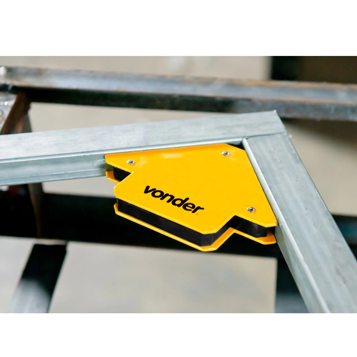 Esquadro magnético 10kgf para soldador VONDER Esquadro magnético 10kgf para soldador VONDER